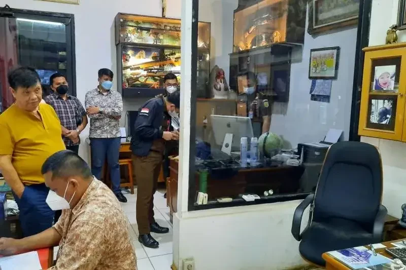 Tim Penyidik Kejaksaan Agung melakukan penggeledahan terkait kasus korupsi impor besi atau baja dan produk turunannya, Rabu, 30 Maret 2022. (Foto: Dok Puspen Kejagung)