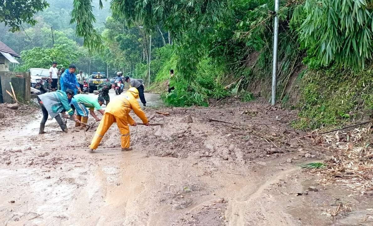 Pembersihan material longsor di jalur penghubung Pacet-Trawas.(Foto: Deni Lukmantara/Ngopibareng.id)