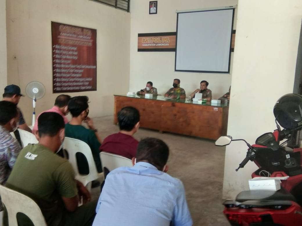 Sosialisasi aturan bagi tempat karaoke dengan RHU di Lamongan yang menyediakan minuman beralkohol untuk tutup selama Ramadan. (Foto: Imron Rosidi/Ngopibareng.id)