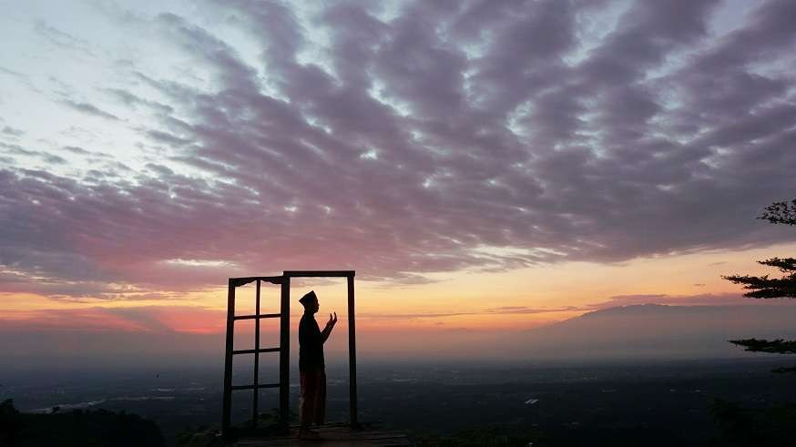 Pemandangan sunset di Pintulangit Ngopibareng yang tak akan didapatkan di lokasi wisata lainnya. (Foto: Istimewa)