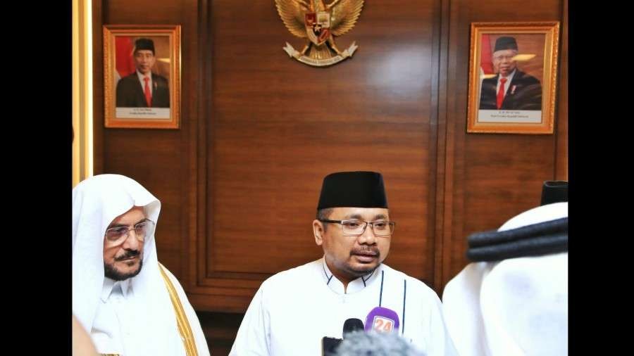 Menag Yaqut Cholil Qoumas memberikan keterangan pers bersama Menteri Urusan Agama Islam, Dakwah dan Penyuluhan Arab Saudi Syaikh Abdullatif, di Bandara Soekarno-Hatta, Tangerang. (Foto: Kemenag)