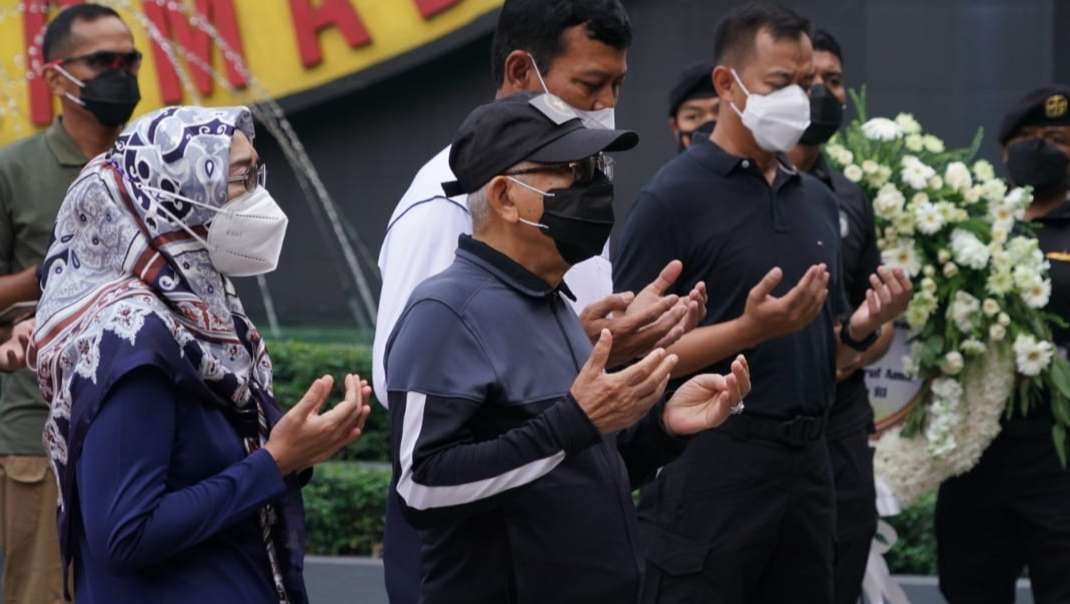 Wapres Amin Ma'ruf bersama istri, khusuk berdoa di Monumen KRI Nanggala 402. (Foto: Setwapres)