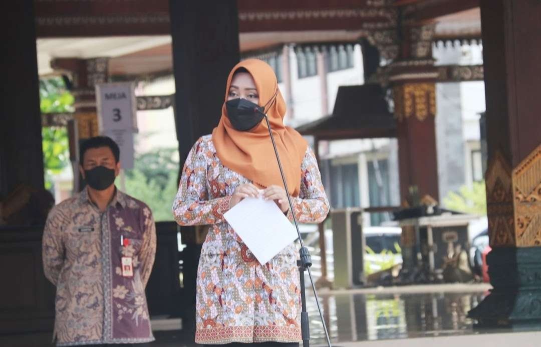 Bupati Mojokerto memberikan pemaparan dihalaman Pemkab Mojokerto.(Foto: Dok Kominfo)