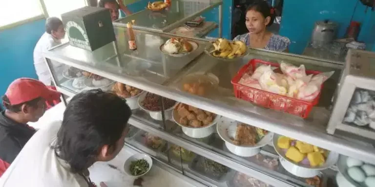 Penjual warteg atau warung makan diperbolehkan buka selama bulan Puasa. (Foto: Istimewa)