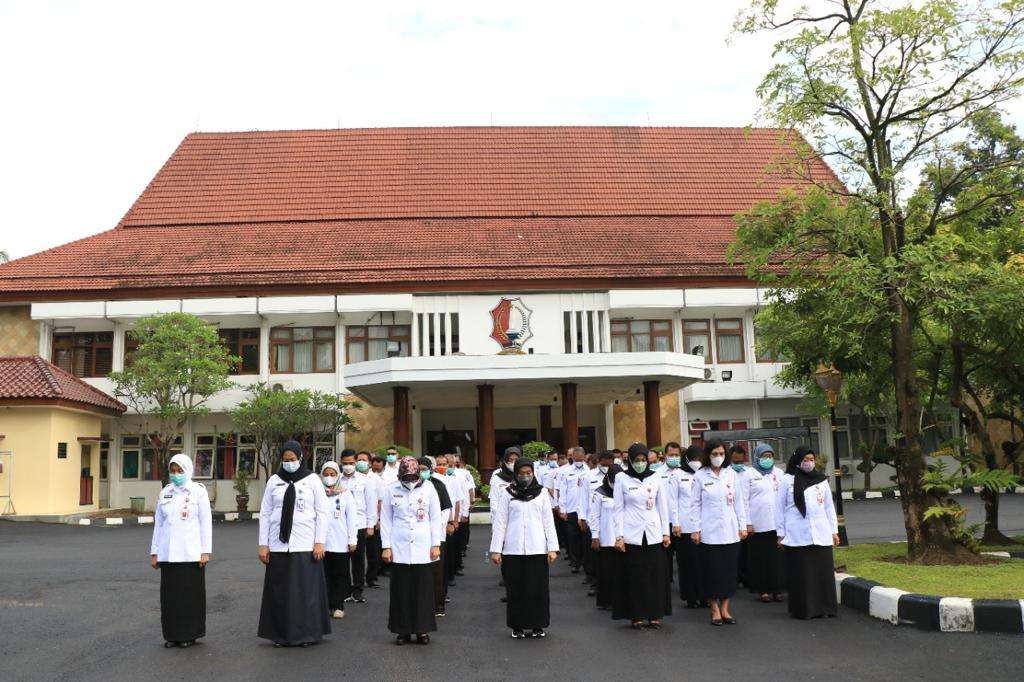 Para ASN sedang mengikuti upacara di halaman Kantor Pemerintah Kabupaten Bojonegoro. (Foto: Dok. Humas Pemkab Bojonegoro/Ngopibareng.id)