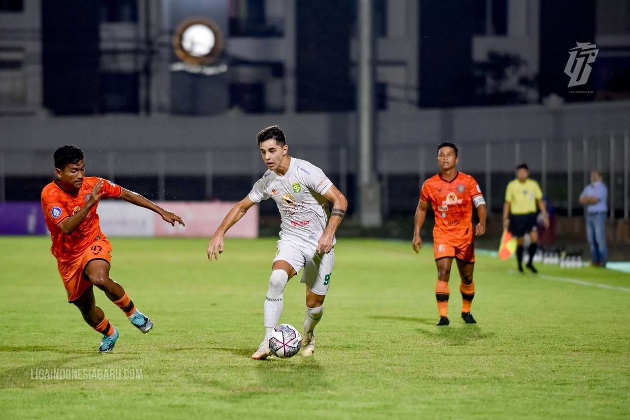 Penampilan pemain Persebaya, Bruno Moreira saat melawan Persiraja Banda Aceh. (Foto: LIB)