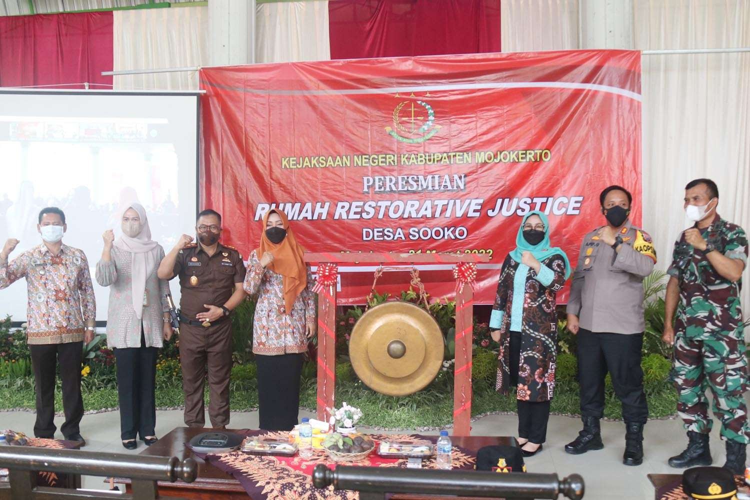 Bupati Mojokerto, Ikfina Fahmawati meresmikan secara langsung rumah restorative justice Desa Sooko.