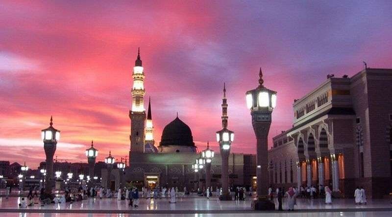 Masjid Nabawi dan keindahan kota Madinah menjelang malam. (Foto: travellers)