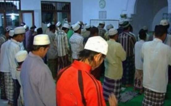 Santri Ponpes Mahfilud Dluror Jelbuk, Jember dan umat Islam perbatasan Jember - Bondowoso salat tarawih, Kamis 31 Maret 2022 malam. (Foto: Istimewa)