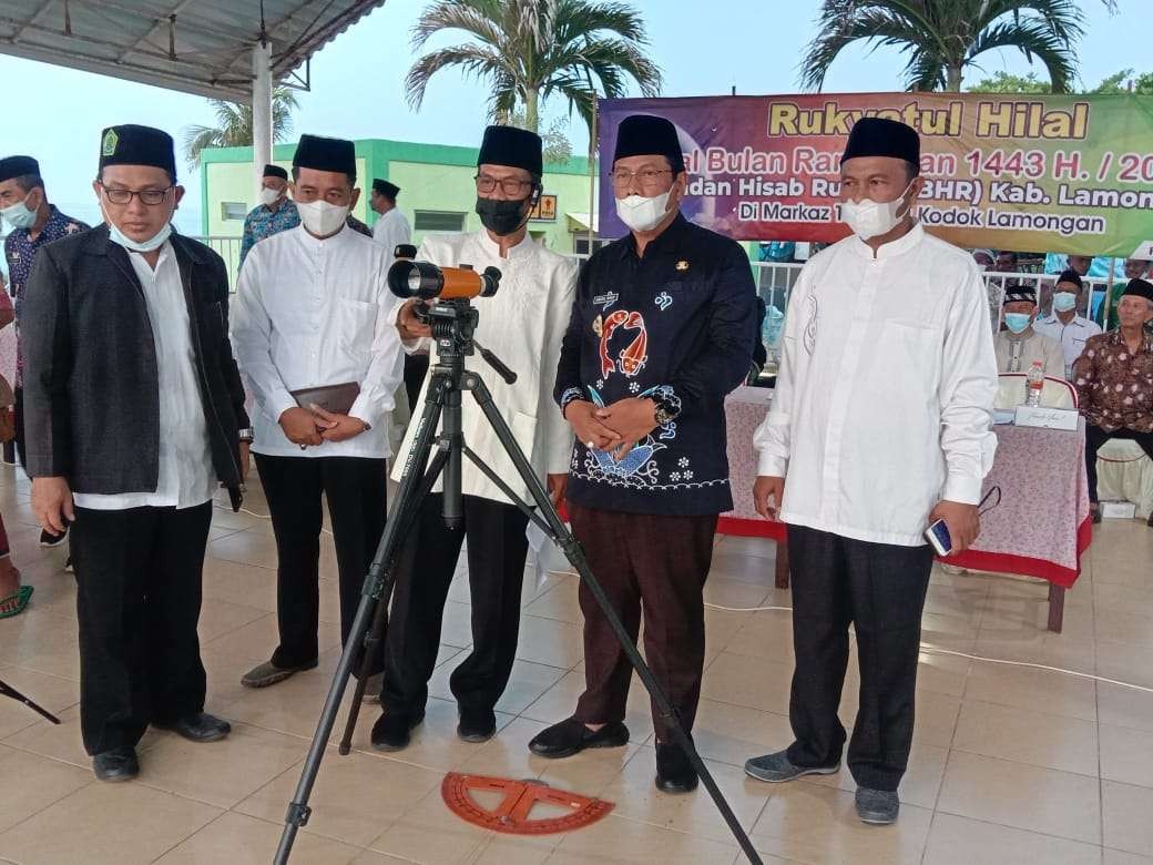 Kemenag Lamongan saat pengamatan hilal di Tanjung Kodok Pamongan dihadiri Wakil Bupati Lamongan KH Abdul Rouf pakai baju batik di sebelah kiri Kasi Bimbangan Masyarakat Islam Khoirul Anam.(Foto : Dok Kemenag Lamongan) 