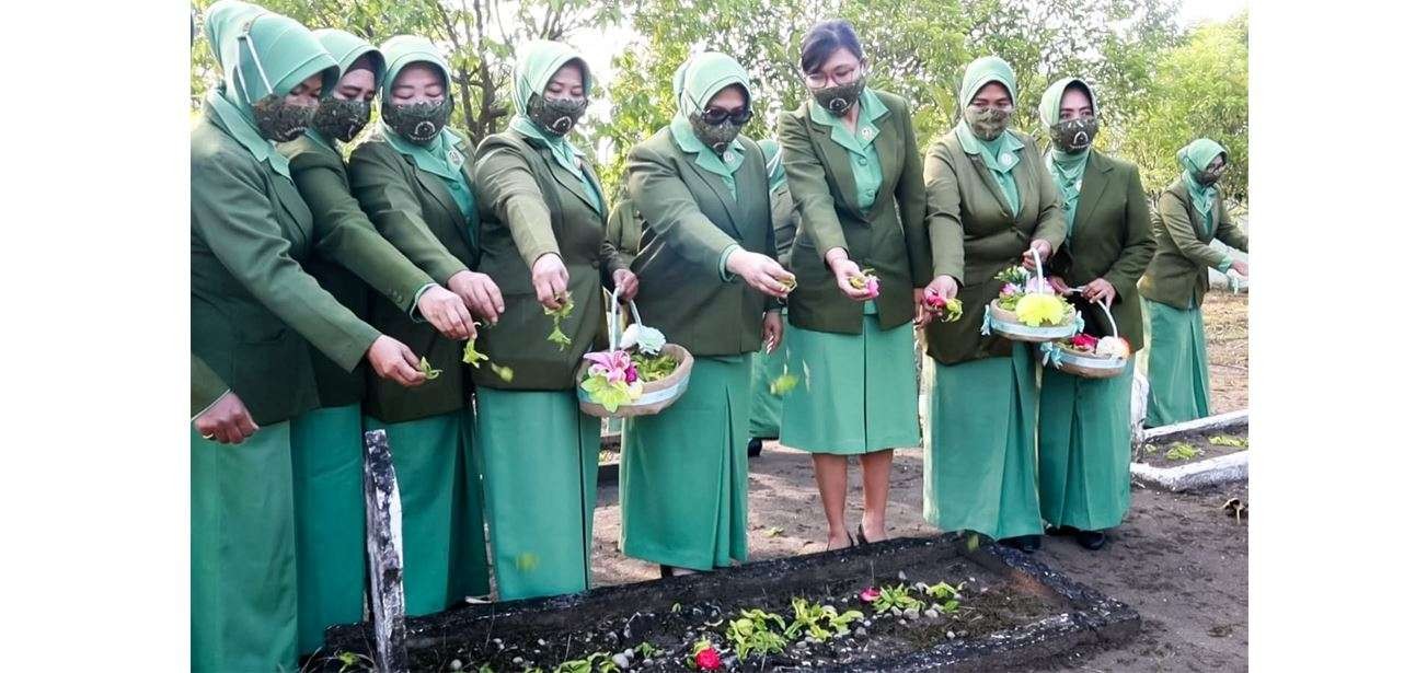 Ibu-ibu Persit Kartika Chandra Kirana (KCK) Cabang XXVIII Kodim 0813 Bojonegoro ziarah dan tabur bunga di Teman Makam Pahlawan (TMP) Kusuma Bangsa di Desa Ngumpak Dalem, Kecamatan Dander, Bojonegoro, Jumat 1 April 2022. (Foto: Dok. Humas Kodim Bojonegoro/Ngopibareng.id)