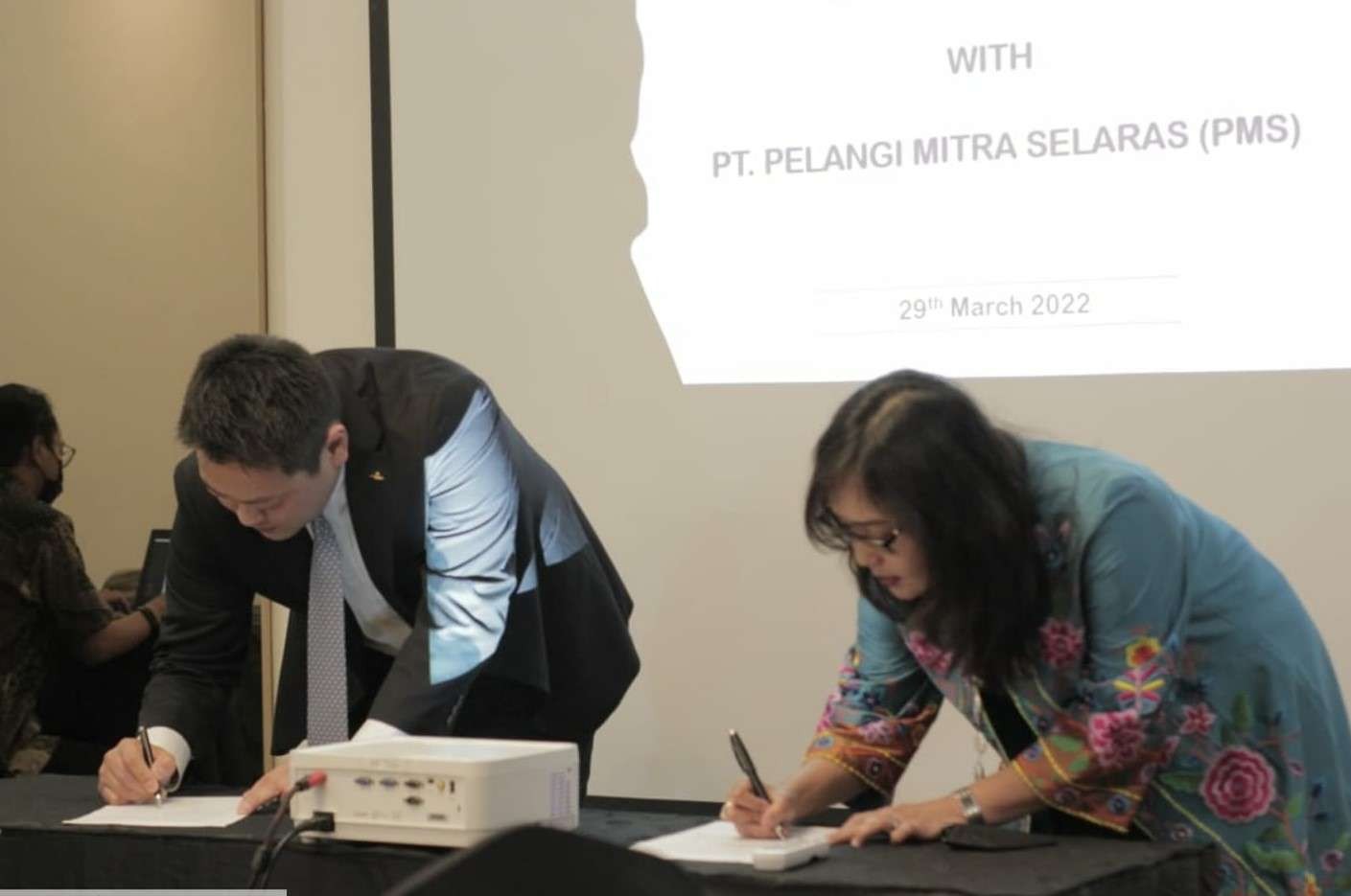 Penandatanganan kesepakatan bisnis sektor kesehatan antara Rise Holdings dan J. Shangri-La Medical Holdings dengan Pelangi Mitra Selaras (PMS) di KBRI Tokyo. (Foto: Dok KBRI)