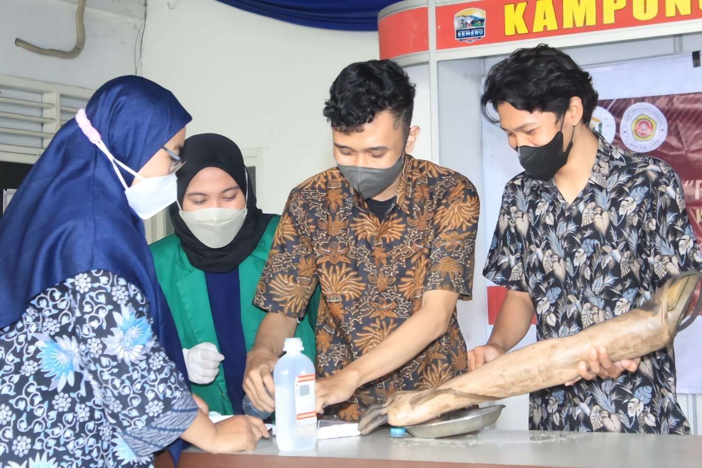 Pelatihan menangani luka bakar oleh mahasiswa keperawatan Unusa kepada Kartar. (Foto: Istimewa)