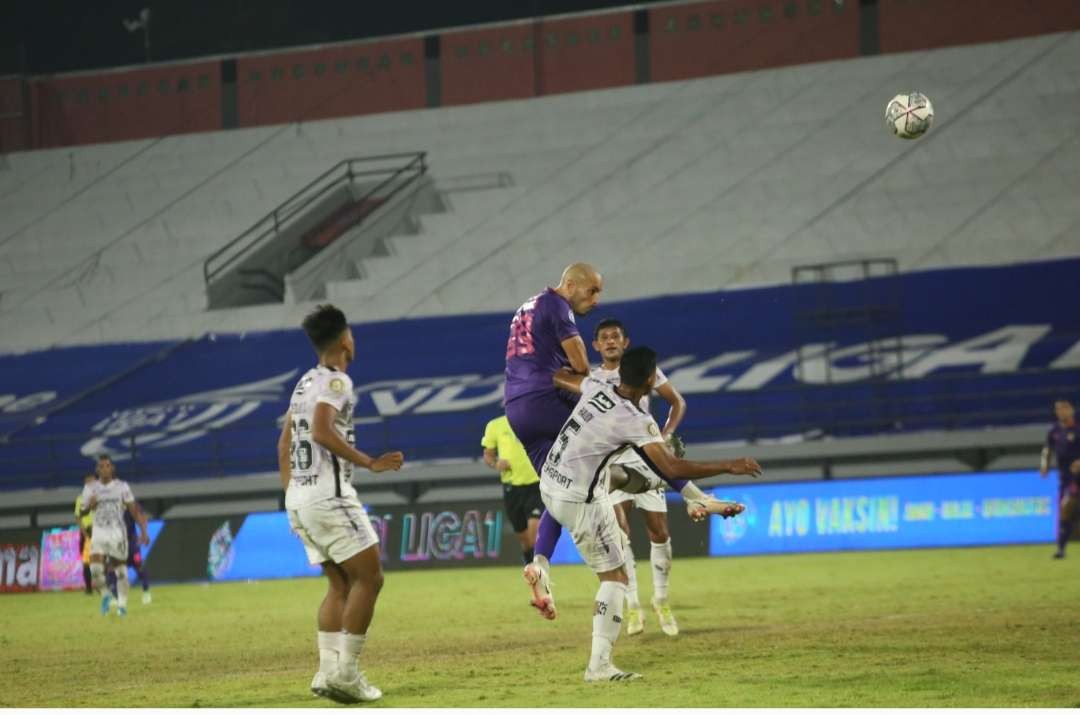 Gagal penuhi target 10 besar, pelatih Persik Kediri, Javier Roca tetap bangga dengan pemainnya. (Foto: Istimewa)