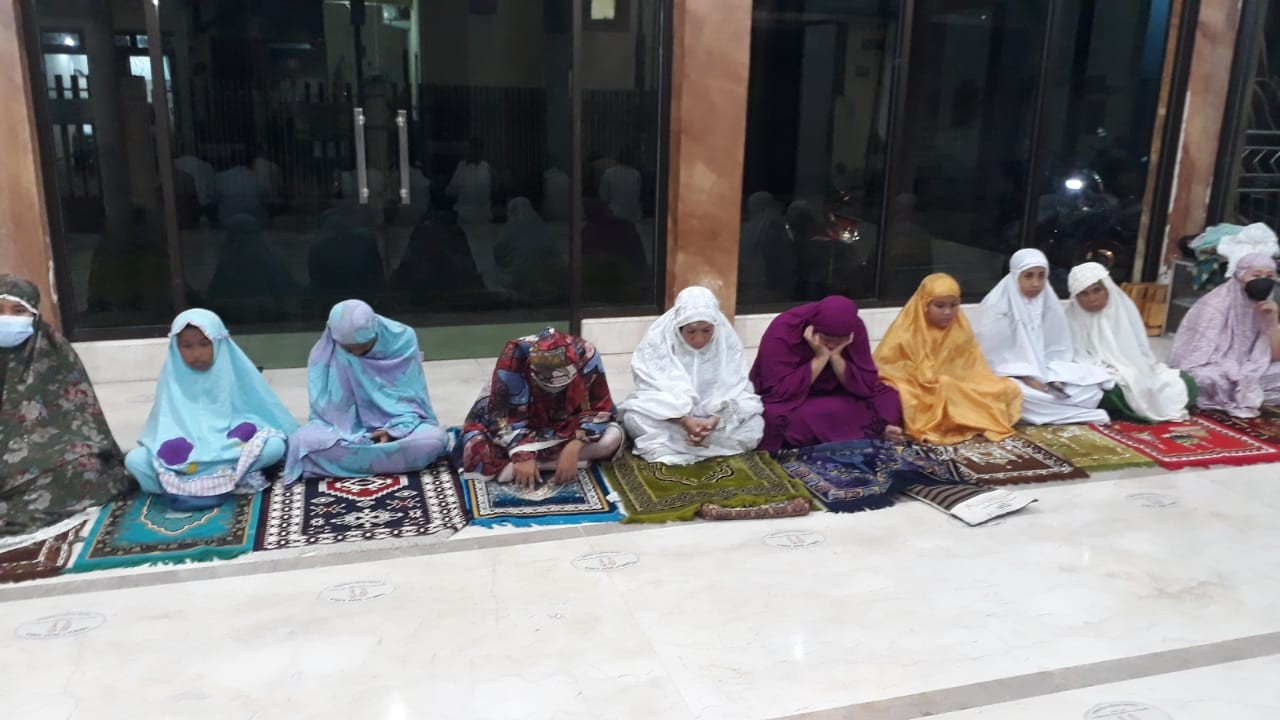 Jemaah Muhammadiyah saat melangsungkan salat Tarawih di Surabaya (Foto: Andhi Dwi/Ngopibareng.id)