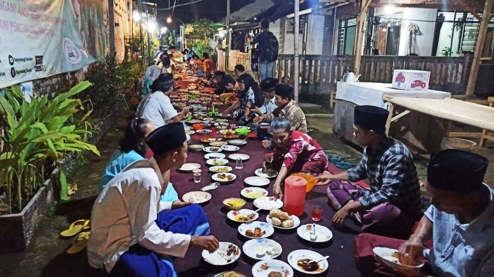 Warga Desa Kemiren, Kecamatan Glagah, Banyuwangi menggelar tradisi Sedekah Penampan untuk menyambut datangnya bulan puasa (foto: Muh Hujaini/Ngopibareng.id)