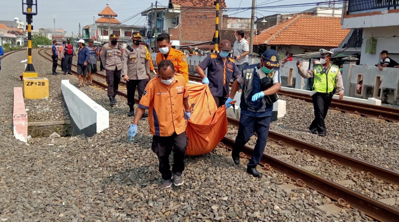 Proses evakuasi jenazah tertabrak kereta api di Stasiun Tandes (Foto: Dok Call Center 112)