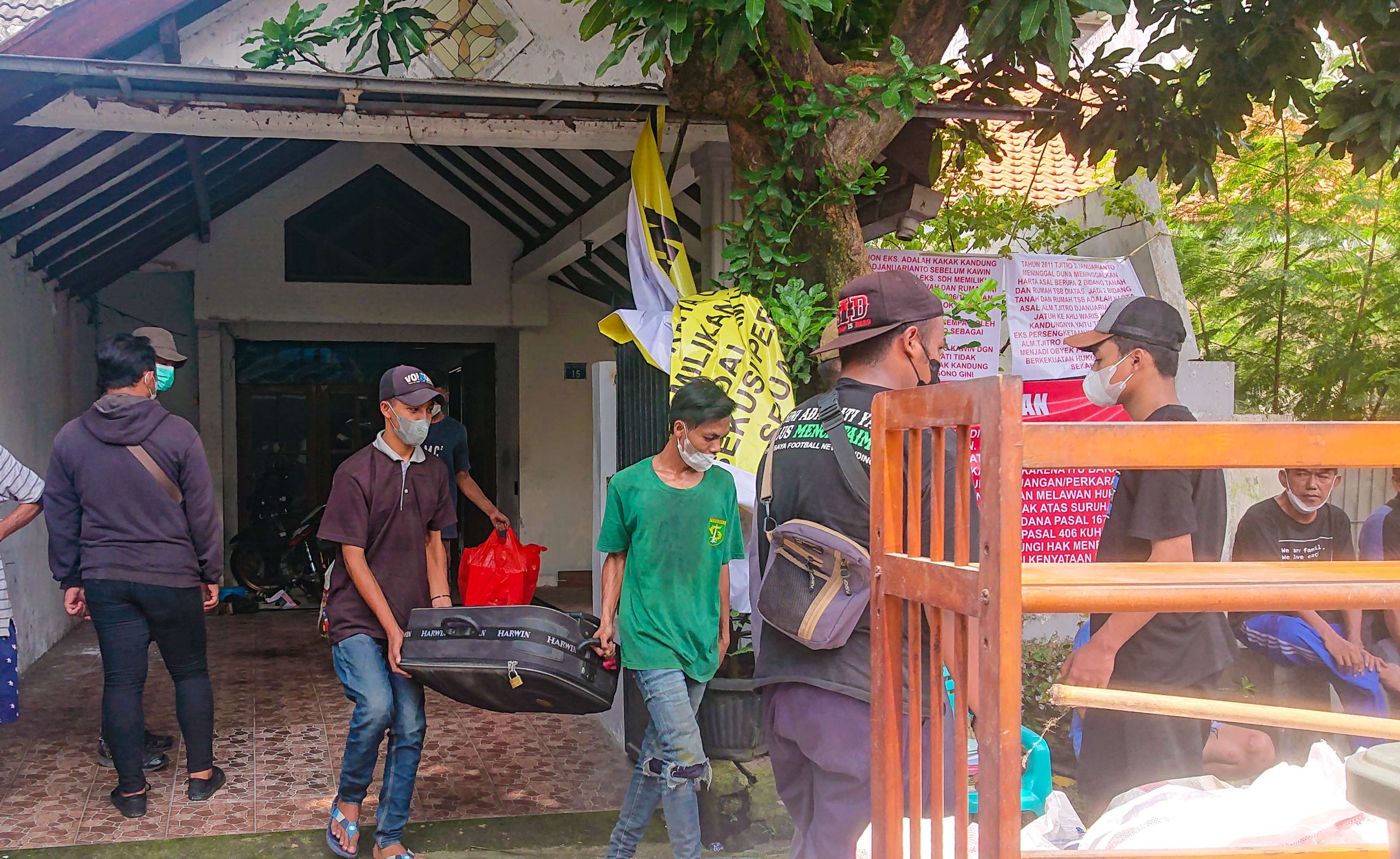 Proses pengosongan rumah objek eksekusi di Perum Taman Pinang Indah Sidoarjo, Jawa Timur. (Foto: Aini Arifin/Ngopibareng.id)