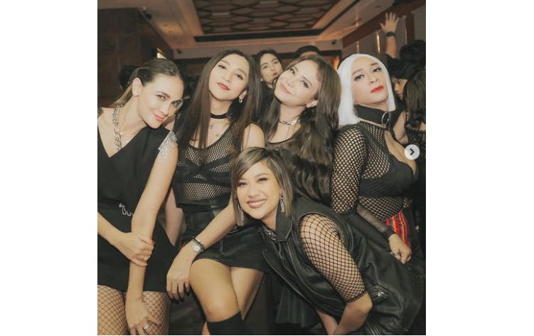 Penampilan Aming (paling) kanan saat pesta bersama para artis, yakni Luna Maya, transgender Dena Rahman, Rossa, dan Bunga Citra Lestari alias BCL. (Foto: Instagram @amingisback)