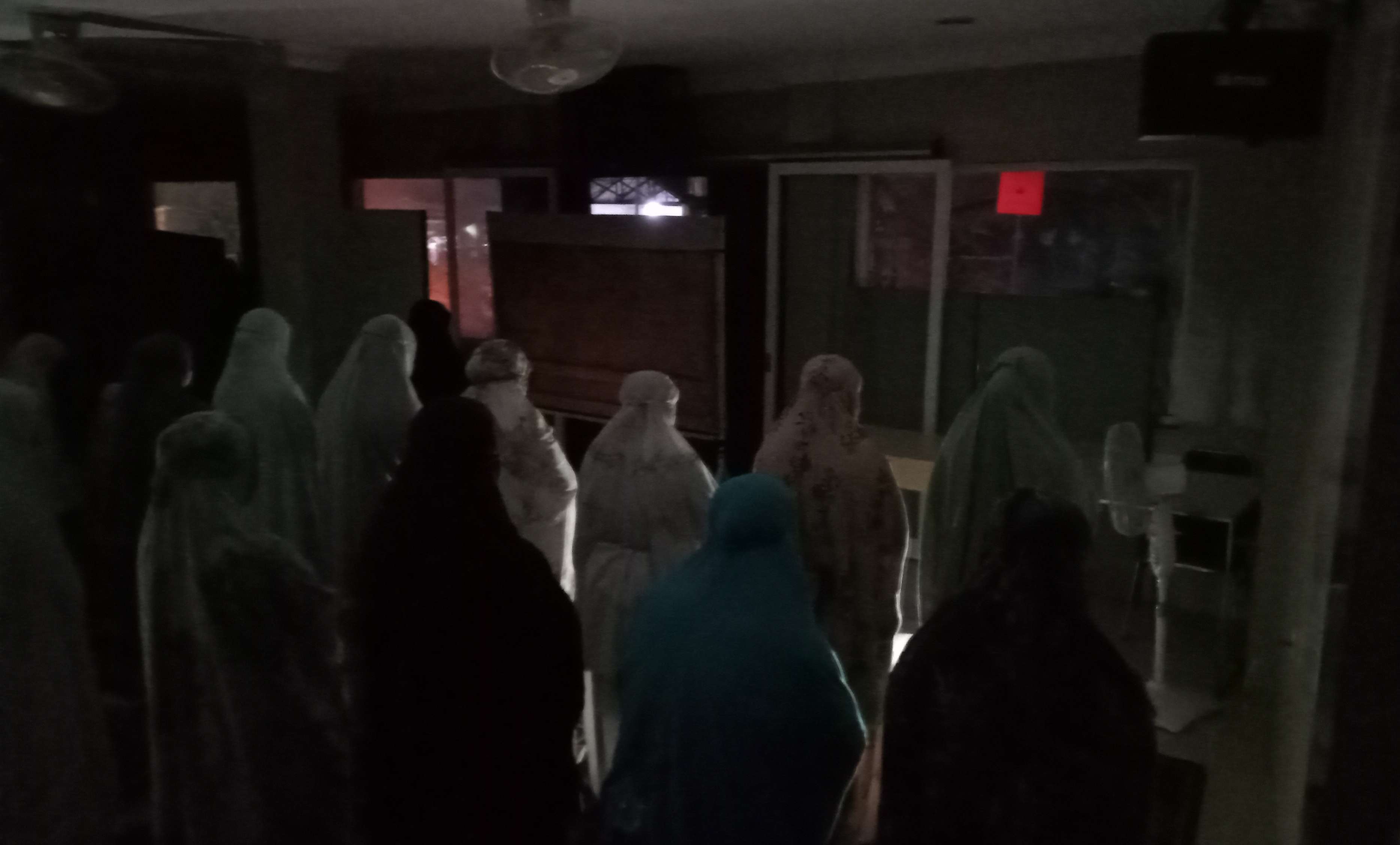 Akibat listrik mati salat tarawih di Jakarta terganggu, Sabtu 2 April 2022. (Foto: Asmanu Sudarso/Ngopibareng.id)