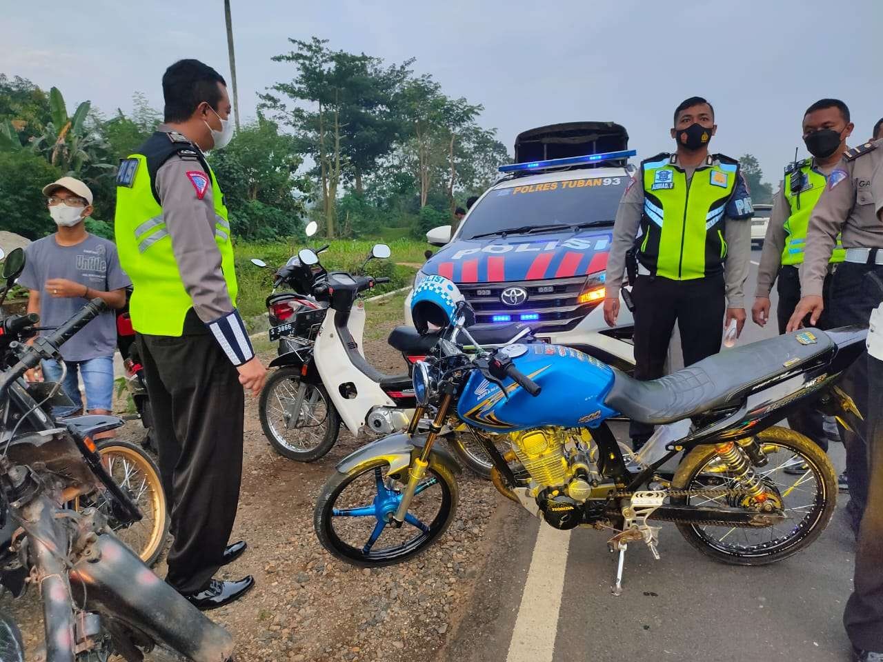 Petugas Satlantas Polres Tuban melakukan penindakan terhadap aksi balap liar di Tuban(Dok. Satlantas Polres Tuban)