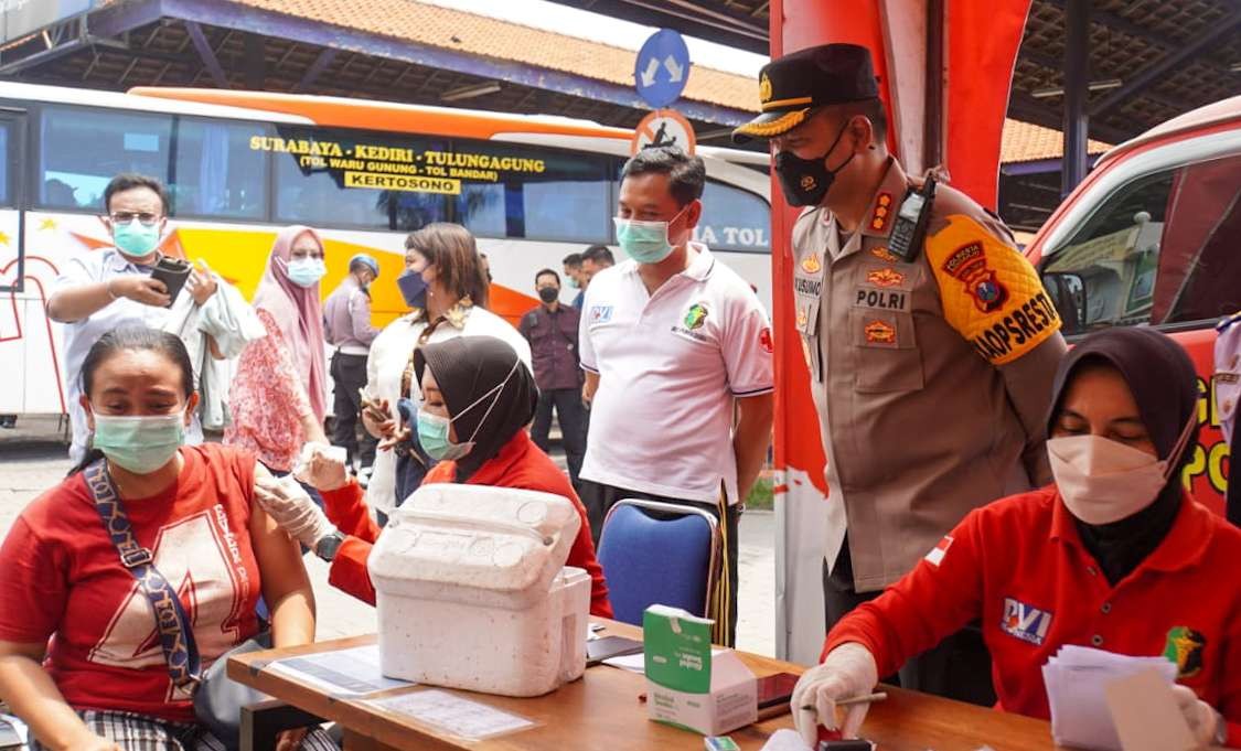 Gerai vaksin di Terminal Purabaya Bungurasih. (Foto: Aini/Ngopibareng.id)