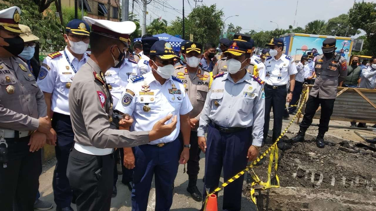 Dirjen Perhubungan Darat Kemenhub, Budi Setiawan saat meninjau Jembatan Ngaglik 1 Lamongan yang ambrol (Foto: Imron Rosidi/Ngopibareng.id)