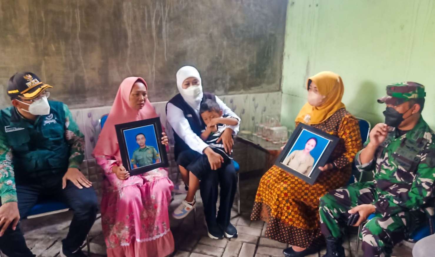 Khofifah (hijab putih) ketika di rumah duka almarhum Sertu Eka. (Foto: Aini/Ngopibareng.id)