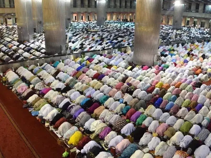 Shalat tarawih berjamaah di Masjid Istiqlal Jakarta. (Foto: Istimewa)