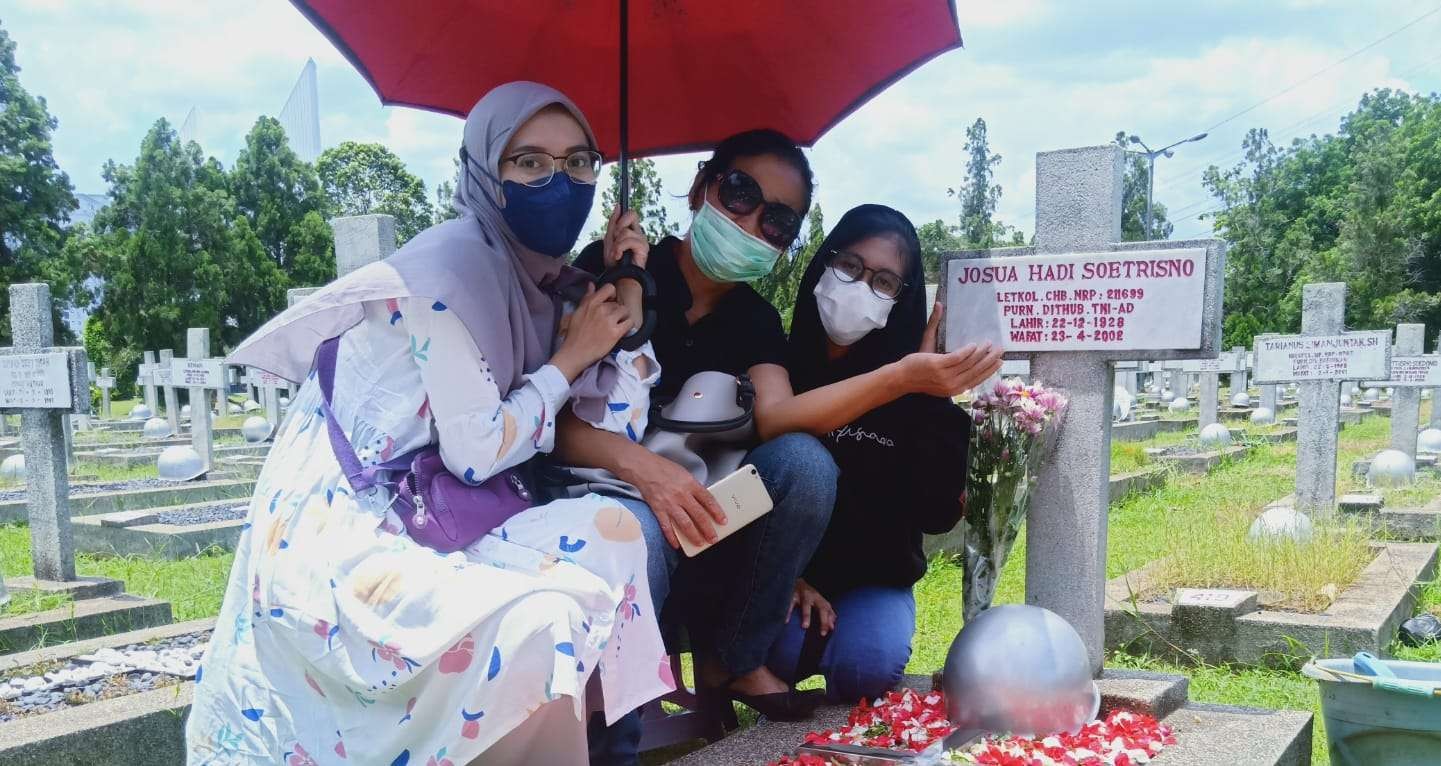 Peziarah di Makam Pahlawan Nasional Kalibata ( foto: Asmanu Sudarso/ngopibareng.id)