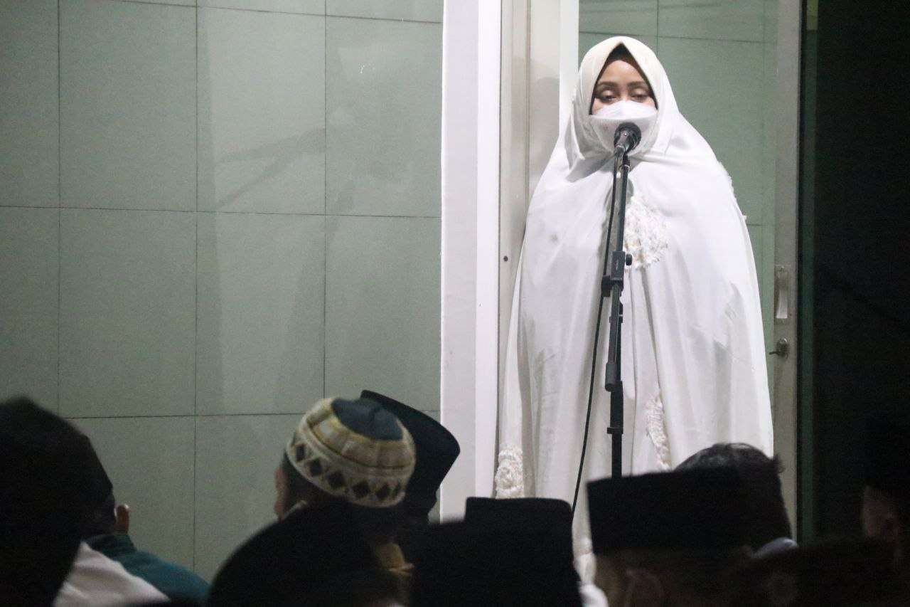 Bupati Ikfina saat memberikan sambutan di salat tarawih bersama Masjid Baiturrahman, Pemkab Mojokerto, Sabtu 2 April malam. Foto: Diskominfo Kabupaten Mojokerto