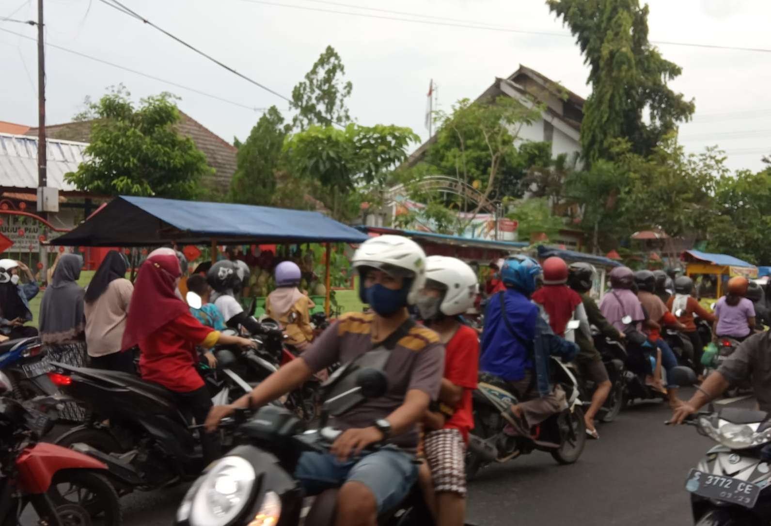 Pengunjung Jalan Kartini Kota Bojonegoro, yang merupakan pusat kuliner, dipadati pengunjung.(Foto: Sujatmiko/Ngopibareng.id)