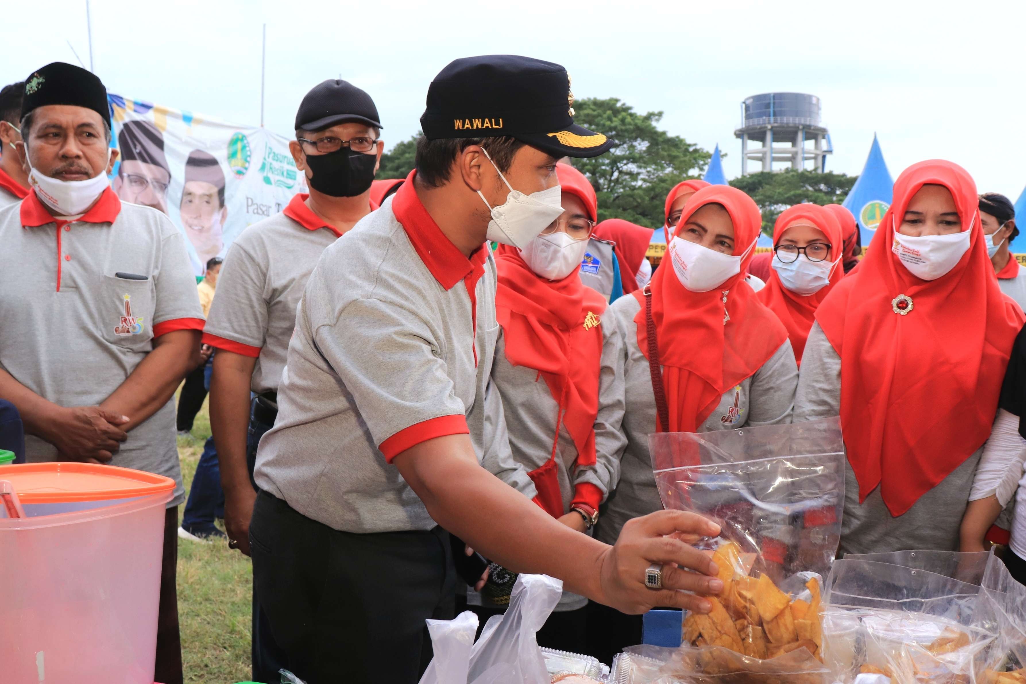 Wakil Wali Kota Pasuruan Adi Wibowo mengunjungi lapak Pasar Takjil Sortol (Dinas Kominfo Kota Pasuruan)