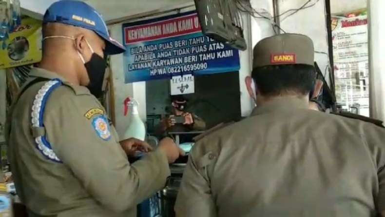 Satpol PP merazia warung makan yang buka pada siang hari. (Foto: Ant)