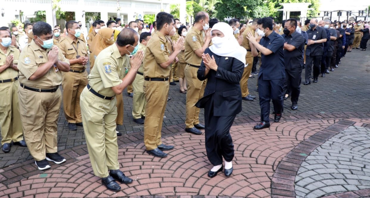 Gubernur Jatim, Khofifah Indar Parawansa saat bersalaman dengan ASN Pemprov Jatim. (Foto: Dok. Humas Pemprov Jatim)