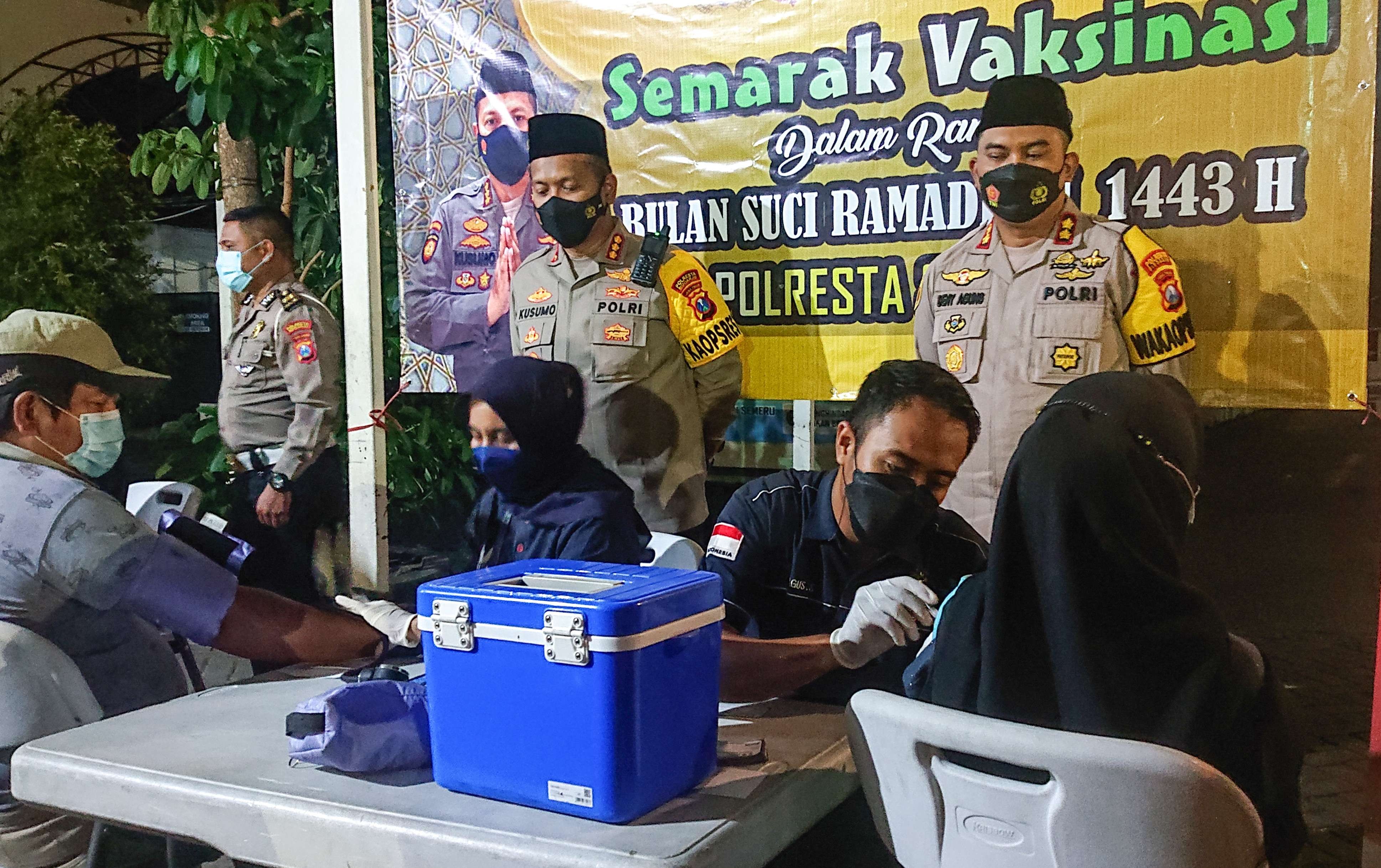 Layanan vaksinasi di masjid usai salat tarawih. (Foto: Aini Arifin/Ngopibareng.id)