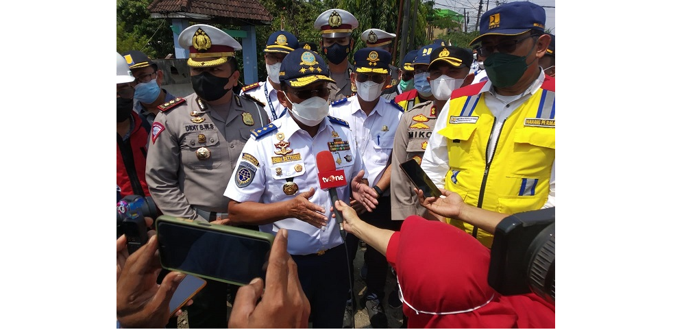 Satker BBPJN Nanang Permadi saat berdiskusi dengan Dirjen Perhubungan Darat Kemenhub, Budi Setiawan, ketika meninjau progres pembangunan jembatan Ngaglik 1 Lamongan yang ambrol. (Foto: Imron Rosidi/Ngopibareng.id)