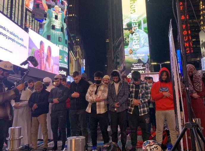 Pelaksanaan salat tarawih di Times Square, Amerika Serikat. (Foto: Twitter SQ Muslim)