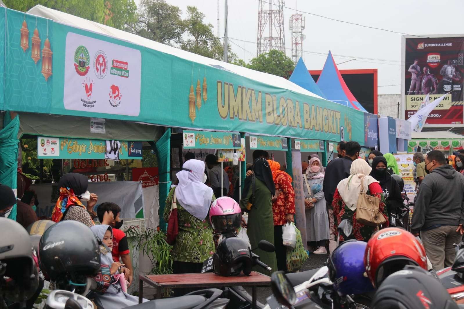 Aktivitas warga mengunjungi lapak UMKM di Alun-alun Kabupaten Blora. (Foto: Ahmad Sampurno/Ngopibareng.id)