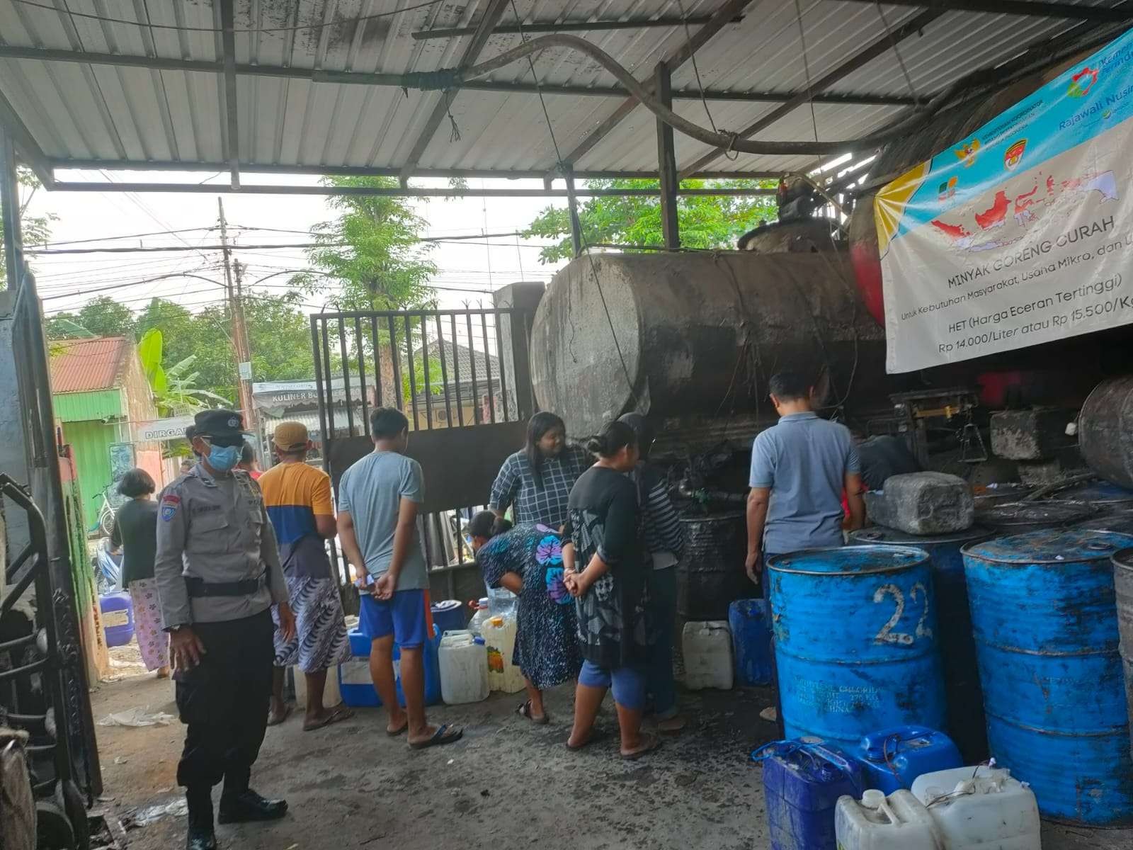 Pengurus Asosiasi Perajin Tahu Tempe Ledok Kulon mendapatkan pembelian minyak goreng curah murah atas rekomendasi Dinas Perdagangan Kabupaten Bojonegoro.(Foto: dok. Perajin tahu-tempe Ledok Kulon/ngopibareng.id)