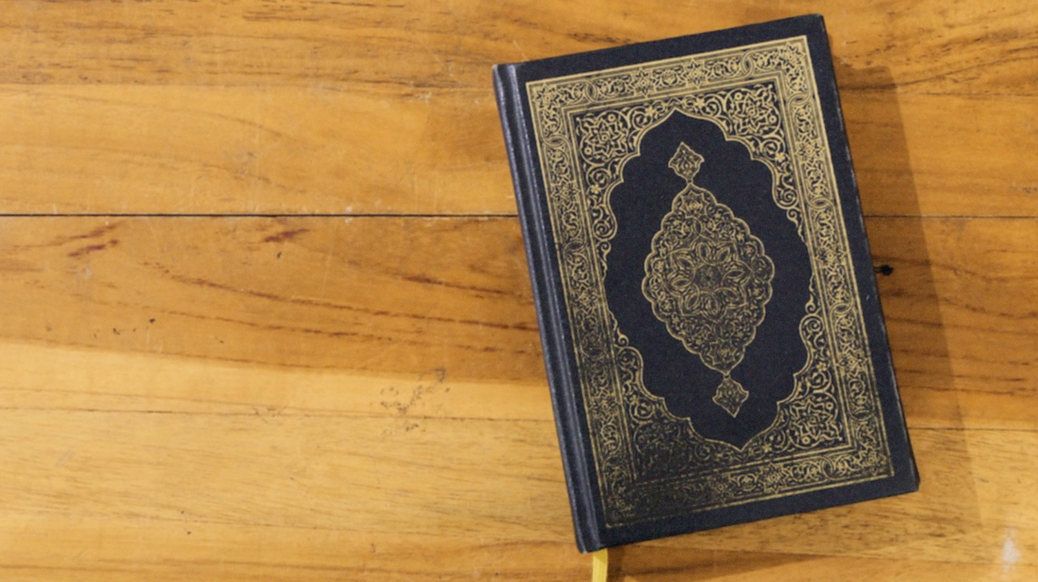 KUA Kecamatan Sooko mewajibkan calon pengantin untuk waqaf Al Quran yang layak baca, setelah sah menjadi pengantin. (Foto: unsplash)