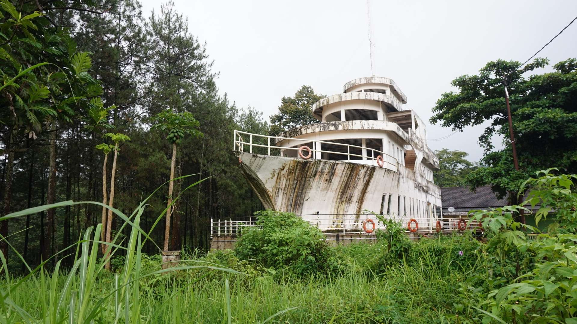 Masjid berbentuk kapal pesiar di pegunungan kecamatan Pacet, Mojokerto.(Deni Lukmantara/Ngopibareng)