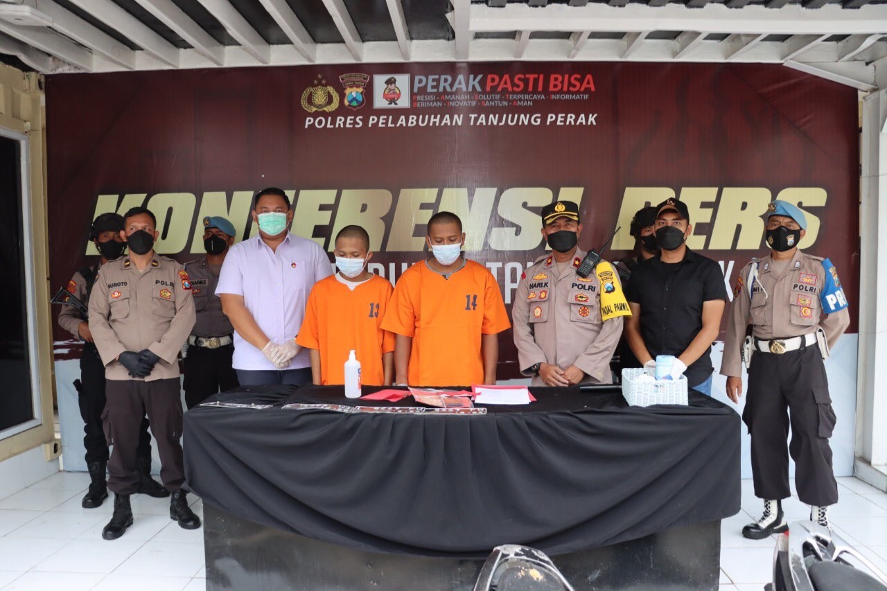 Dua pelaku pencurian sepeda motor di Asemrowo, Surabaya. (Foto: Andhi Dwi/Ngopibareng.id)