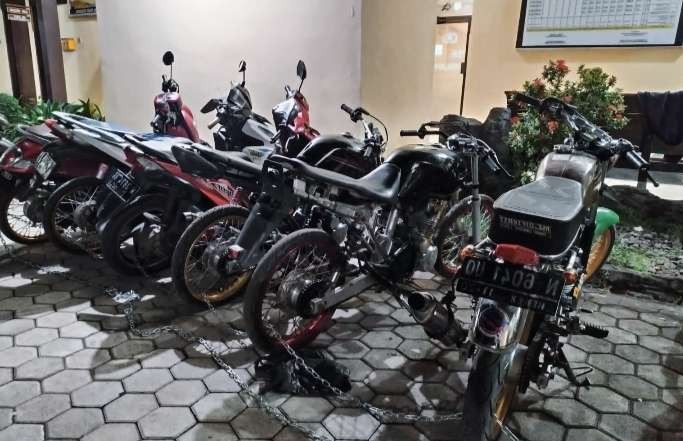 Enam sepeda motor protolan yang akan dipakai balap liar menjelang sahur diamankan di Mapolsek Besuki Polres Situbondo.(Foto: Humas Polres)