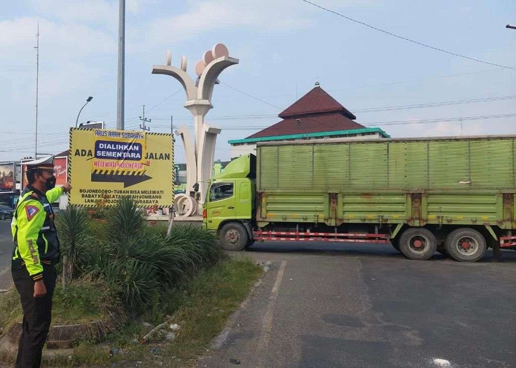 Pengaturan dan penjagaan lalu lintas oleh Satlantas Polres Bojonegoro di jalur rawan selama bulan Ramadan. (Foto: dok.Humas Polres Bojonegoro,/ngopibareng.id)