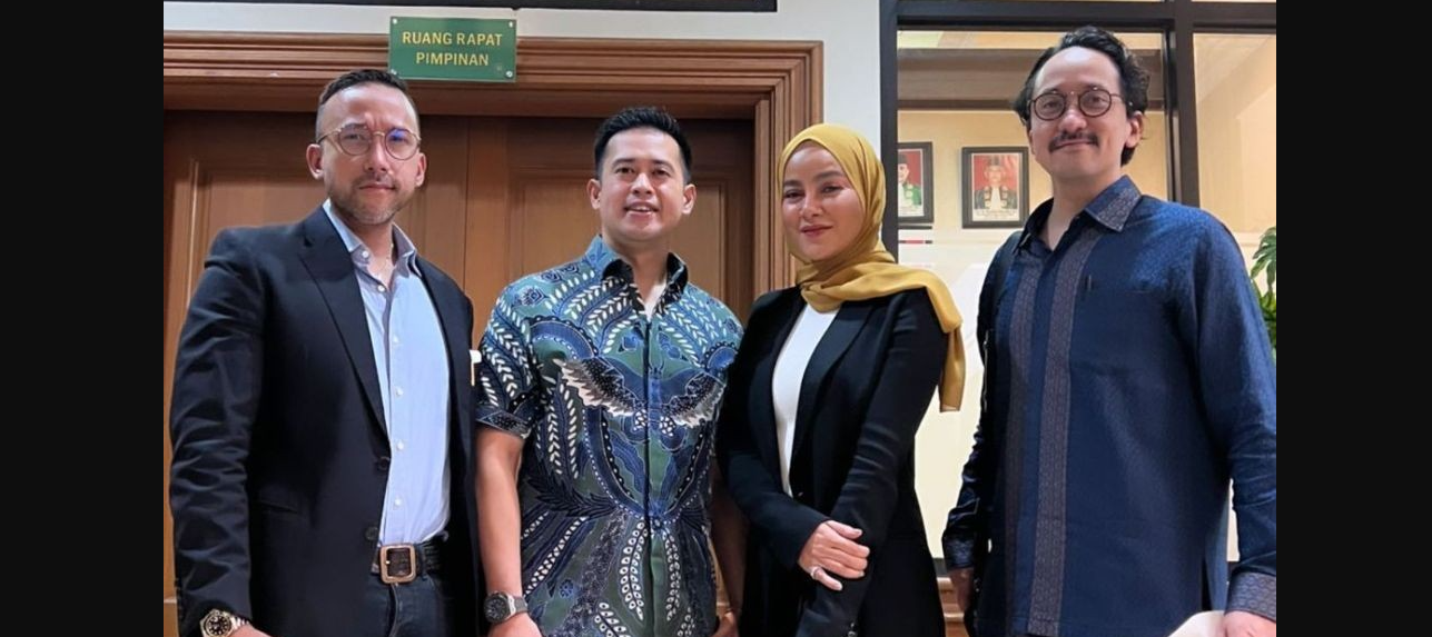 Pasangan Olla Ramlan dan Aufar Hutapea diapit pengacara Maruli Tampubolon (kiri) dan Barata Tampubulon (kanan). (Foto: Instagram @ollaramlan)