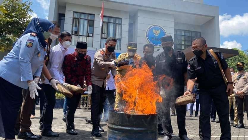 Forkopimda Kota Malang saat memusnahkan barang bukti narkotika. (Foto: Lalu Theo/Ngopibareng.id)