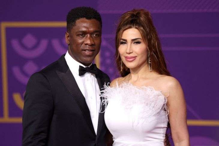 Mantan pemain timnas Belanda Clarence Seedorf bersama istri Sophia Makramati menghadiri pengundian fase grup Piala Dunia 2022 di Doha Exhibiton & Conventino, Doha, Qatar, Jumat 1 April 2022. (Foto: reuters)