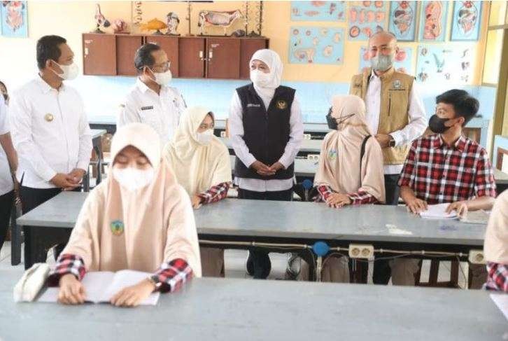 Arsip - Gubernur Jatim Khofifah Indar Parawansa (dua kanan) didampingi Kepala Dinas Pendidikan Jatim Wahid Wahyudi (kanan) saat meninjau proses pembelajaran tatap muka di salah satu SMA di Kabupaten Lumajang beberapa waktu lalu. (Foto: Antara/Biro Adpim Jatim)