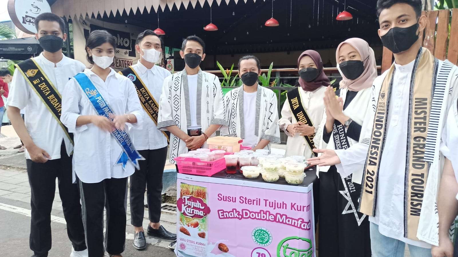 Muda-mudi kumpulan duta kampus dan duta daerah Banyuwangi berjualan takjil untuk didonasikan kepada anak yatim (foto:Muh Hujaini/Ngopibareng.id)